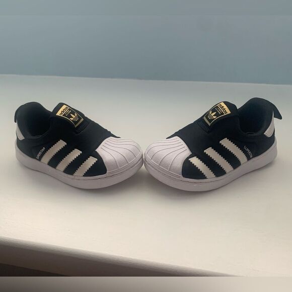Adidas Kids Superstars shell toe  Sneakers - Picture 1 of 7
